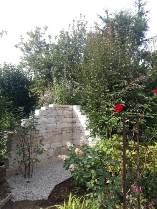 Natursteinmauer als schmückendes Element im Garten