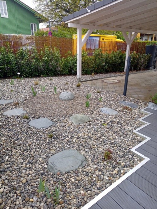 Steingarten mit dekorierenden Elementen aus Stein und Pflanzen