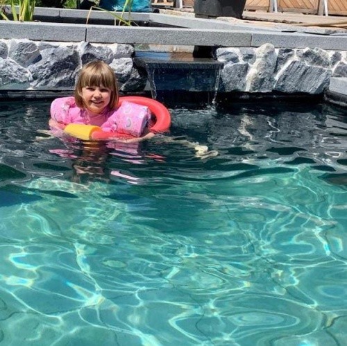 Natur-Schwimmteich mit Steinumrandung