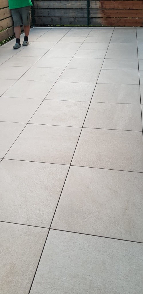 Terrasse aus Natursteinfliesen