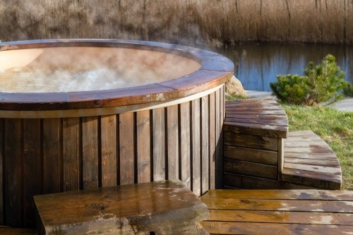 Whirlpool aus Holz mit passender Holzterrasse