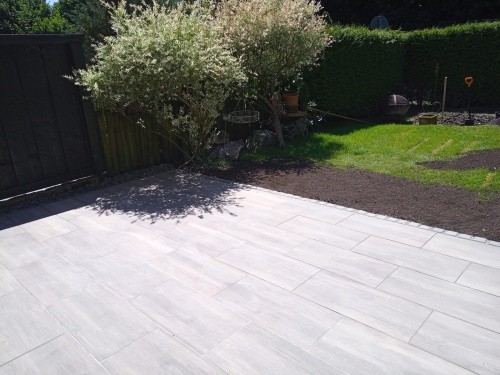 Gartengestaltung mit Natursteinterrasse und Sichtschutz-Hecke